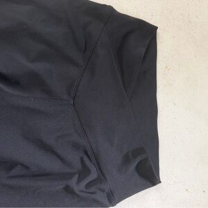 Black criss-cross workout leggings